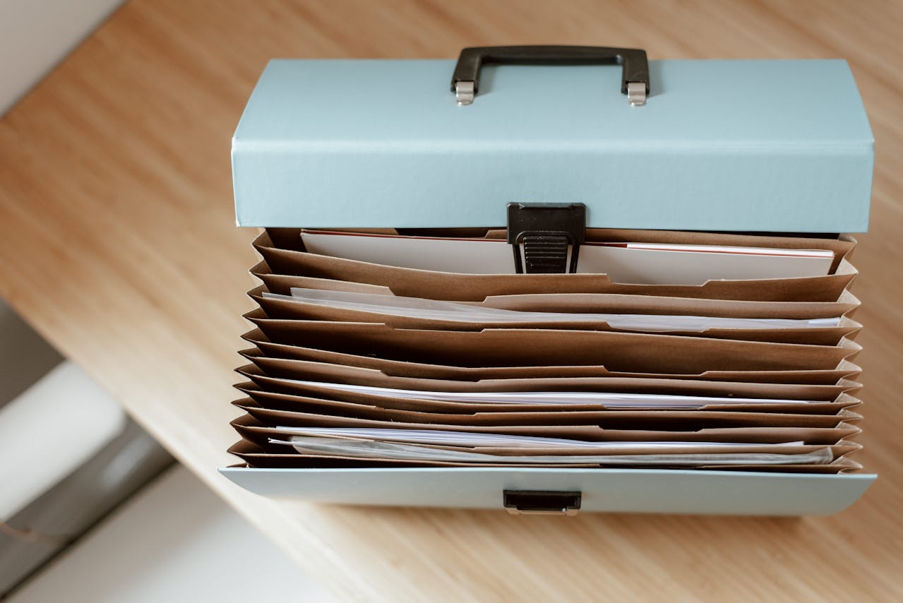 Case with Files, by Anete Lusina (Pexels)